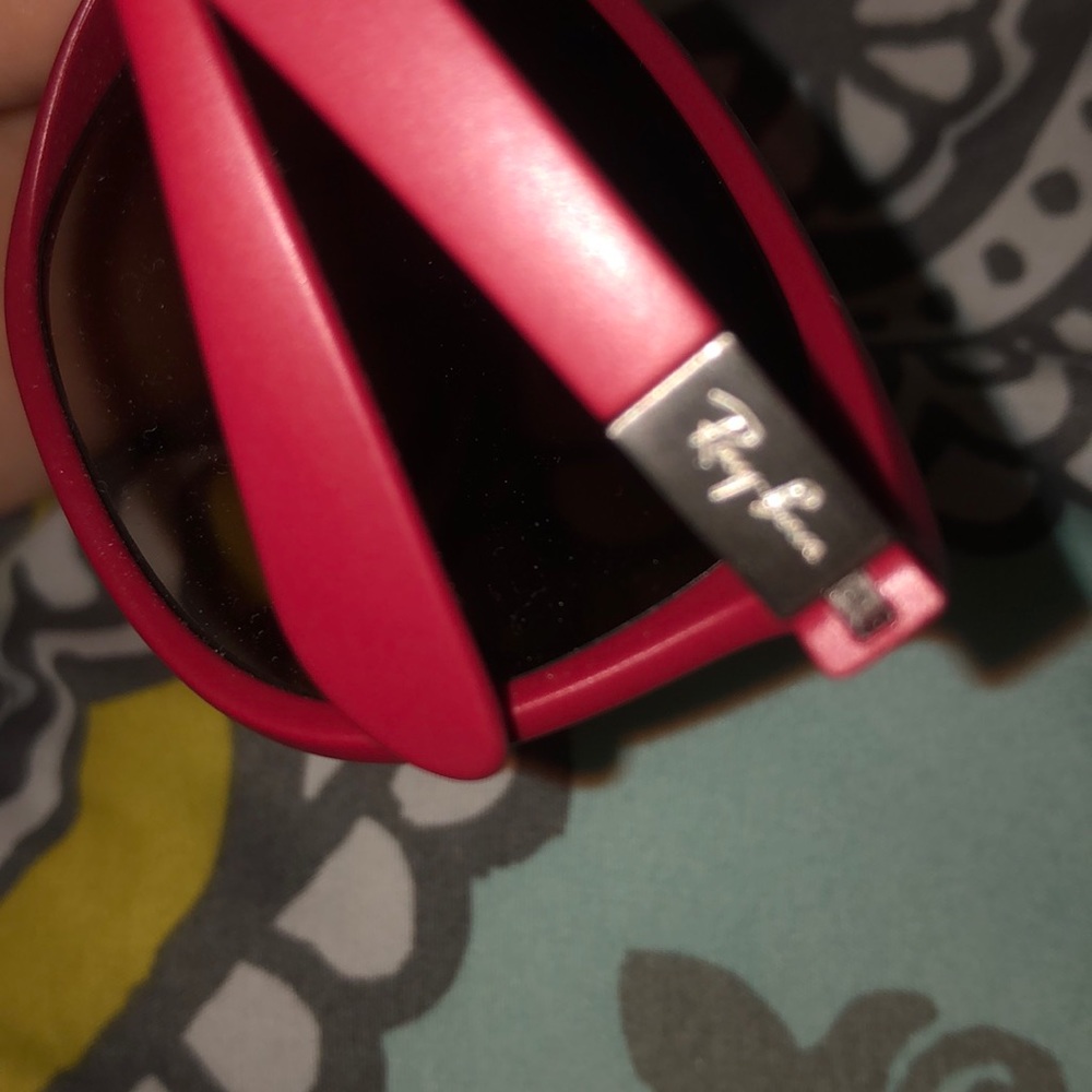 Red Ray-Bans - Picture 2 of 3